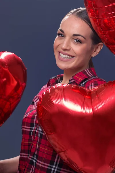 Sonriente mujer celebrando San Valentín da — Foto de Stock