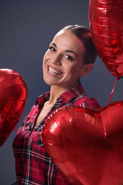 Szczęśliwa kobieta z czerwonych balonów na Walentynki — Zdjęcie stockowe