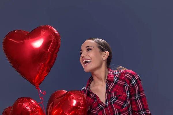 Młoda kobieta z balony w kształcie serca. Valentine's da — Zdjęcie stockowe