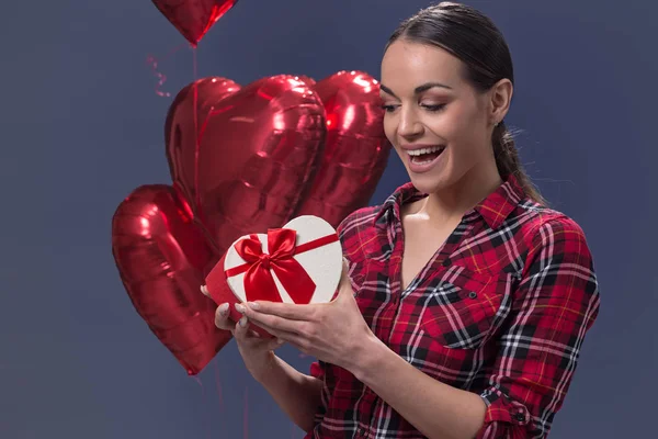 Romantyczna młoda kobieta z prezent dla Walentynki da — Zdjęcie stockowe