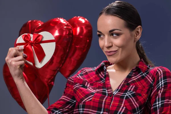 Sonriente mujer hold con regalo caja corazón celebrando San Valentín d — Foto de Stock