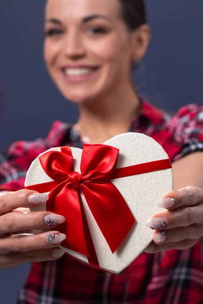 Caja de regalo blanca con cinta roja en mujer han —  Fotos de Stock