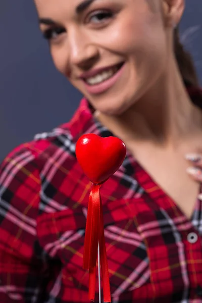 Corazón rojo en mano de mujer — Foto de Stock