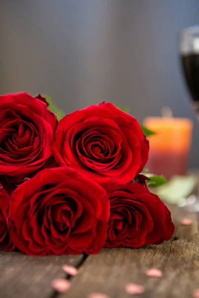 Piękne czerwone róże z bliska — Zdjęcie stockowe