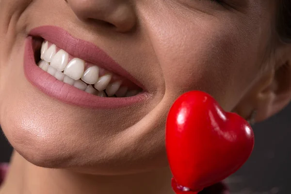 Piros fehér fogak és vonzó mosolyogva hallani — Stock Fotó