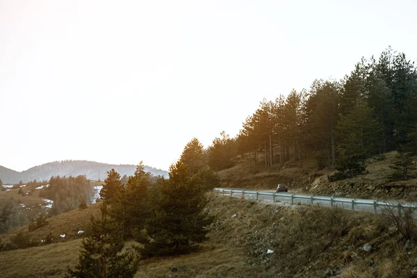 Car drives on winding road on mountai — Stock Photo, Image