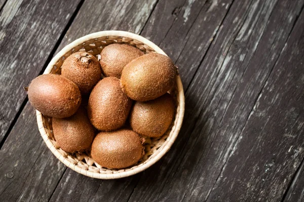 Fresh kiwi fruit with filled bow — Stock Photo, Image