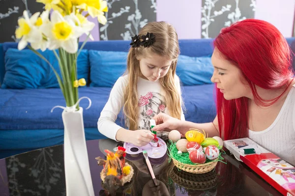 Anne ve kızı hazırlık için Paskalya yumurtaları boya. celebrat — Stok fotoğraf