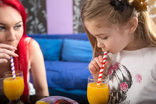 Jongen meisje geniet van in het drinken van sinaasappelsap — Stockfoto