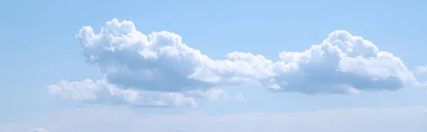 Błękitne niebo z białą chmurą — Zdjęcie stockowe