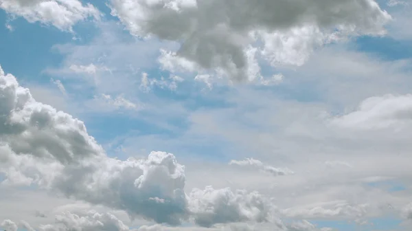 Schöne Wolkenlandschaft und helle Sonne — Stockfoto