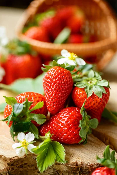 Frische Erdbeeren im Hintergrund — Stockfoto