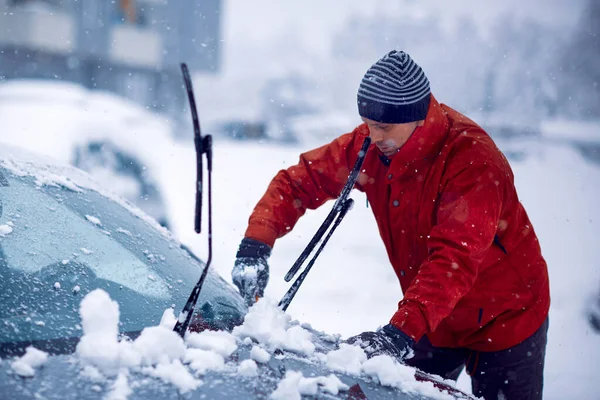 Carro congelado coberto de neve no dia de inverno. limpeza carro pára-brisa de neve inverno . — Fotografia de Stock