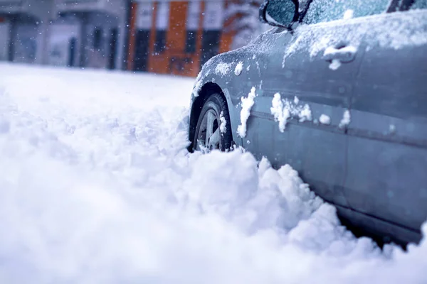 Zimowe problemy kierowców samochodów. Samochód na śnieżnej drodze. samochód utknął w śniegu. — Zdjęcie stockowe