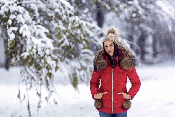 Lycklig kvinna i vinterkläder i en snöig kall dag — Stockfoto