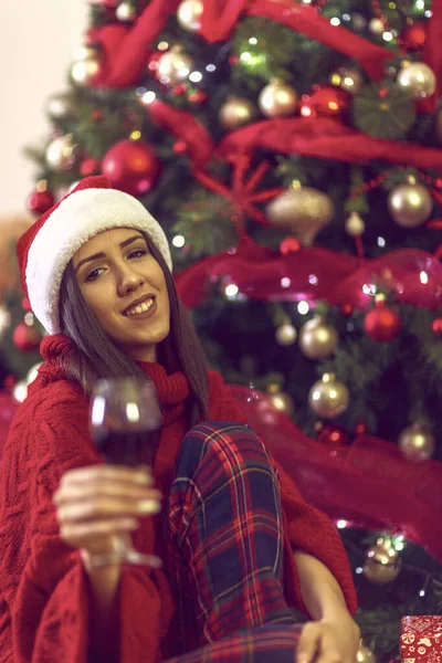 Frau stößt mit Rotwein an.Urlaub, Winter und Menschen-Konzept — Stockfoto