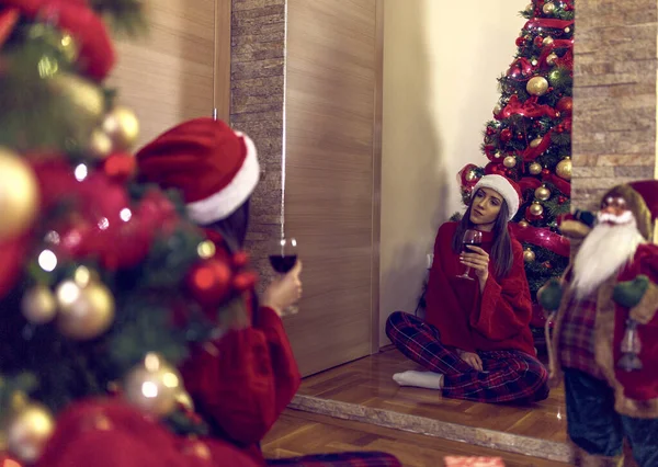 Romantisches Mädchen in der Nähe des Weihnachtsbaums feiert Weihnachten. — Stockfoto