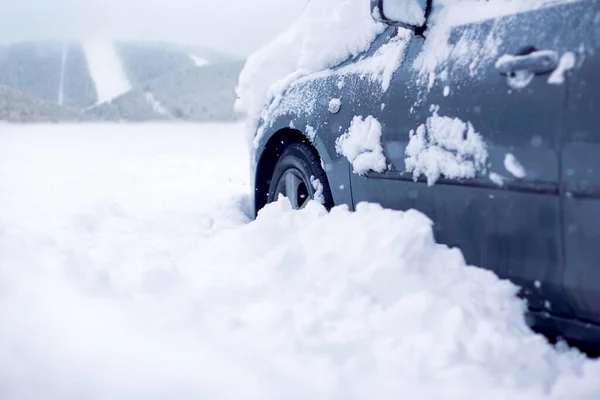 Samochód pokryty śniegiem w zimowy dzień.Zamarznięty samochód pokryty śniegiem zimą Zdjęcie Stockowe
