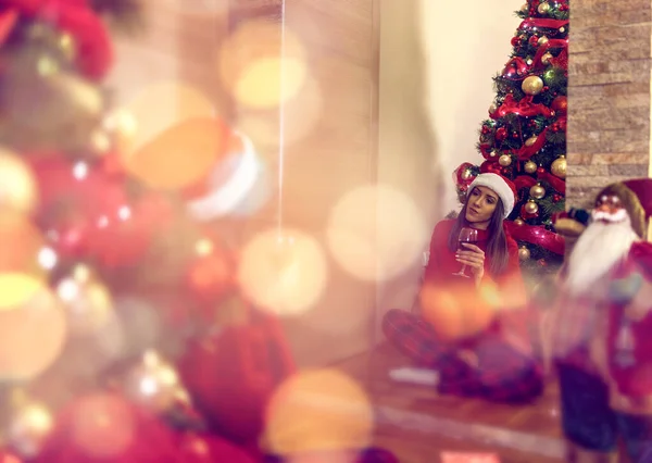 Romantikus lány közel karácsonyfa ünneplő karácsony. — Stock Fotó