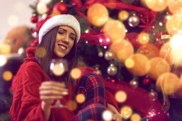 Frau mit Rotwein, Weihnachtsbaum — Stockfoto