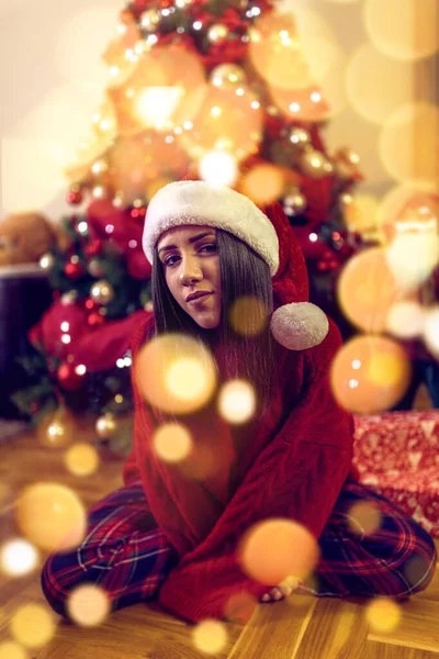 ¡Feliz Navidad! Chica divirtiéndose celebrando Navidad —  Fotos de Stock