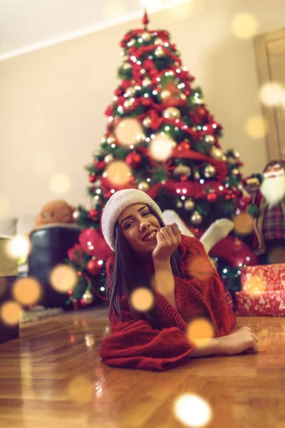 Χριστούγεννα και διακοπές έννοια -Ευτυχισμένο κορίτσι γιορτάζει τα Χριστούγεννα στο σπίτι — Φωτογραφία Αρχείου