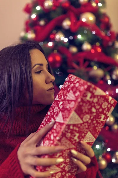 Schöne Frau für christmas.happy Mädchen mit Weihnachtsgeschenk. — Stockfoto