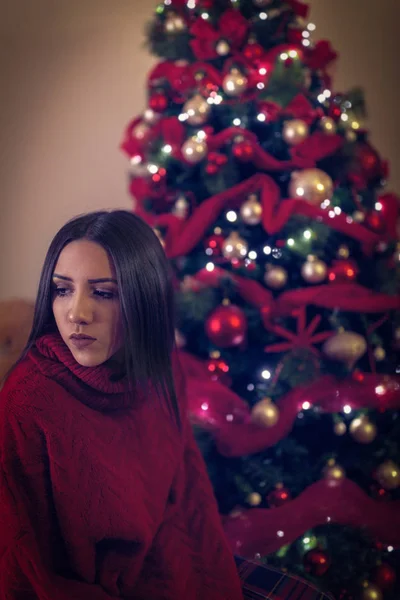 Lány közel karácsonyfa. — Stock Fotó