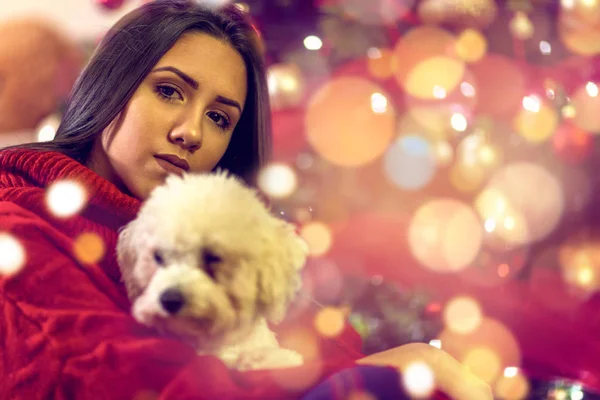Mädchen umarmt niedlichen Hunde.Happy Holiday — Stockfoto