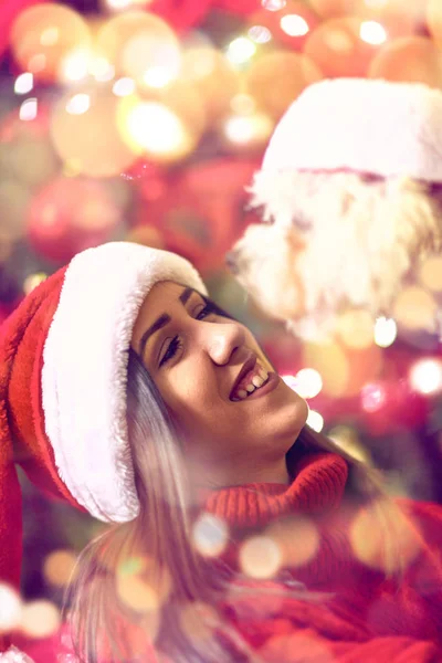 Молодая рождественская девушка с подарком — стоковое фото