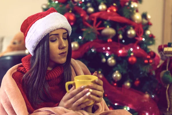 Девушка пьет кофе в Рождество дома — стоковое фото