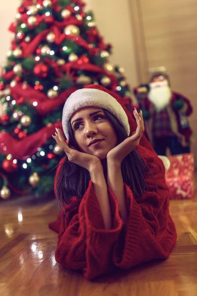 Улыбающаяся женщина, наслаждающаяся Рождеством — стоковое фото
