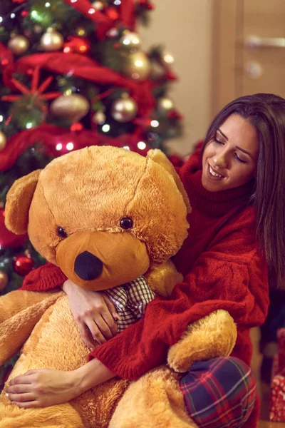 Glückliche Frau und Teddybär als Weihnachtsgeschenk — Stockfoto