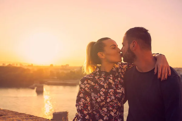 Ζευγάρι απολαμβάνουν μαζί σε ρομαντικό ηλιοβασιλέμα.ρομαντικό άνδρα και wom Royalty Free Εικόνες Αρχείου