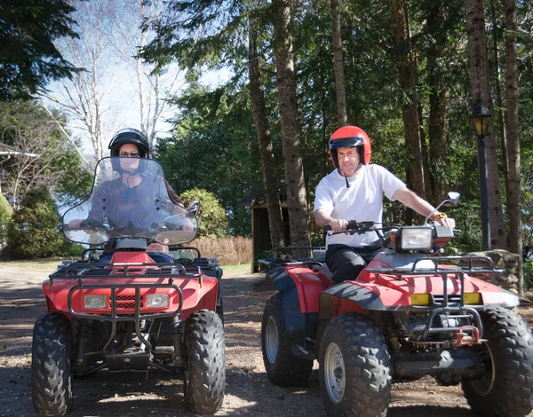 Jovem casal montando um quad — Fotografia de Stock