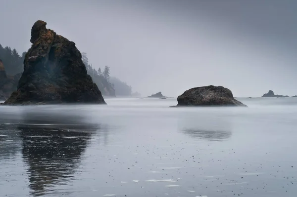 Scenic view of islands with fog in Ruby Beach — Stock Photo, Image