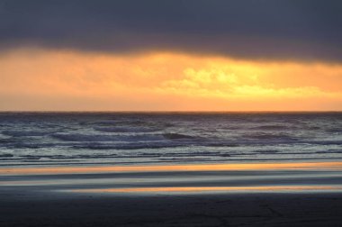 Kalaloch plaj gün batımında
