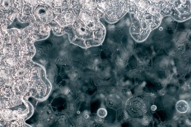 Baykal Gölü üzerindeki buz 