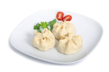 Buryat Manti domates ve bitkisel ile beyaz bir tabakta servis