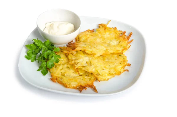Patates pancakes - draniki - ekşi krema ile. Rusya, Ukrayna ve Beyaz Rusya mutfağı yerel yemeğiniyiyormuşsun