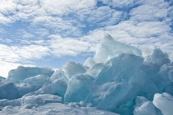 Montaña de hummoquks de hielo en el lago congelado Baikal —  Fotos de Stock