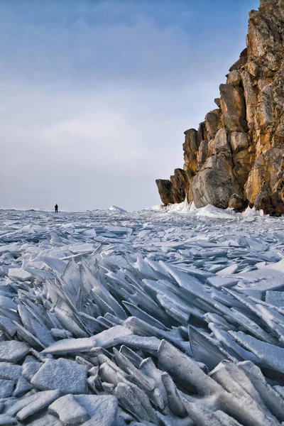 Campos de hummocas de hielo cerca de las rocas en el lago congelado Baikal — Foto de Stock