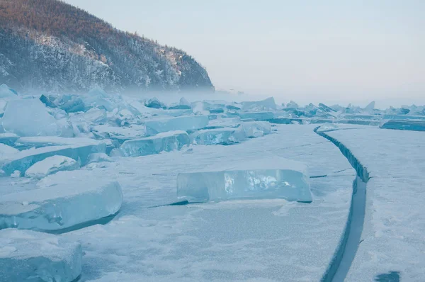 Niebla rocas y campo de hielo siberiano lago Baikal en invierno —  Fotos de Stock