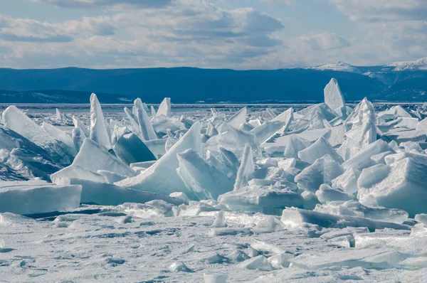 Campo de hummocks de gelo no lago congelado Baikal — Fotografia de Stock