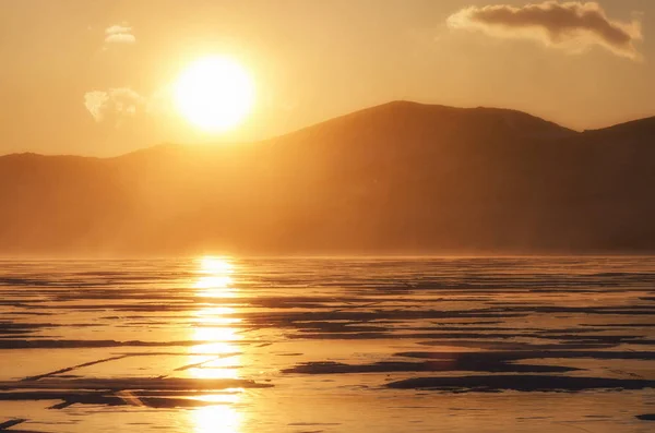 Sonnenuntergang am zugefrorenen See — Stockfoto