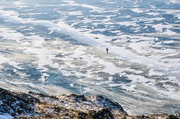 Rocce e campo di ghiaccio siberiano Lago Baikal in inverno — Foto Stock