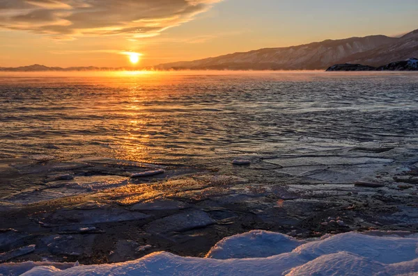 Puesta de sol en el lago congelado Baikal —  Fotos de Stock
