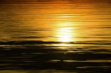 Denizin üzerinde güzel bir gün batımı