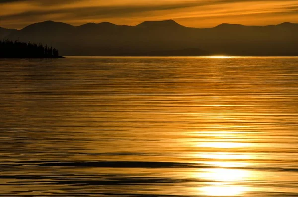 Krásný západ slunce nad mořem — Stock fotografie