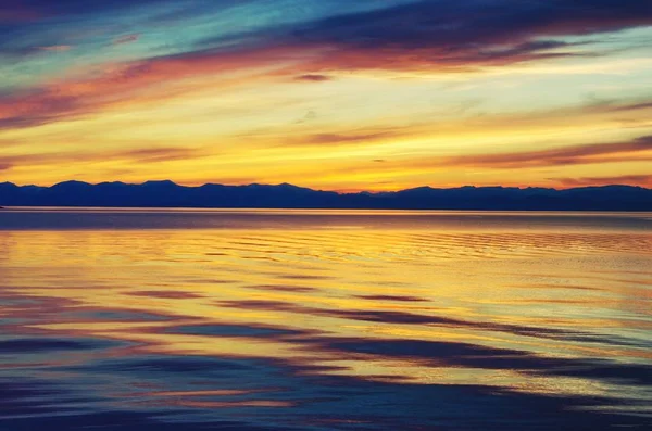 Hermosa puesta de sol sobre el mar y la montaña —  Fotos de Stock